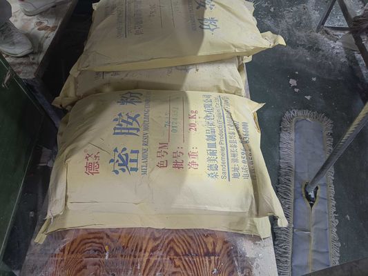 Bubuk cetakan melamin kemurnian tinggi 99,8% Warna yang disesuaikan untuk produksi peralatan meja